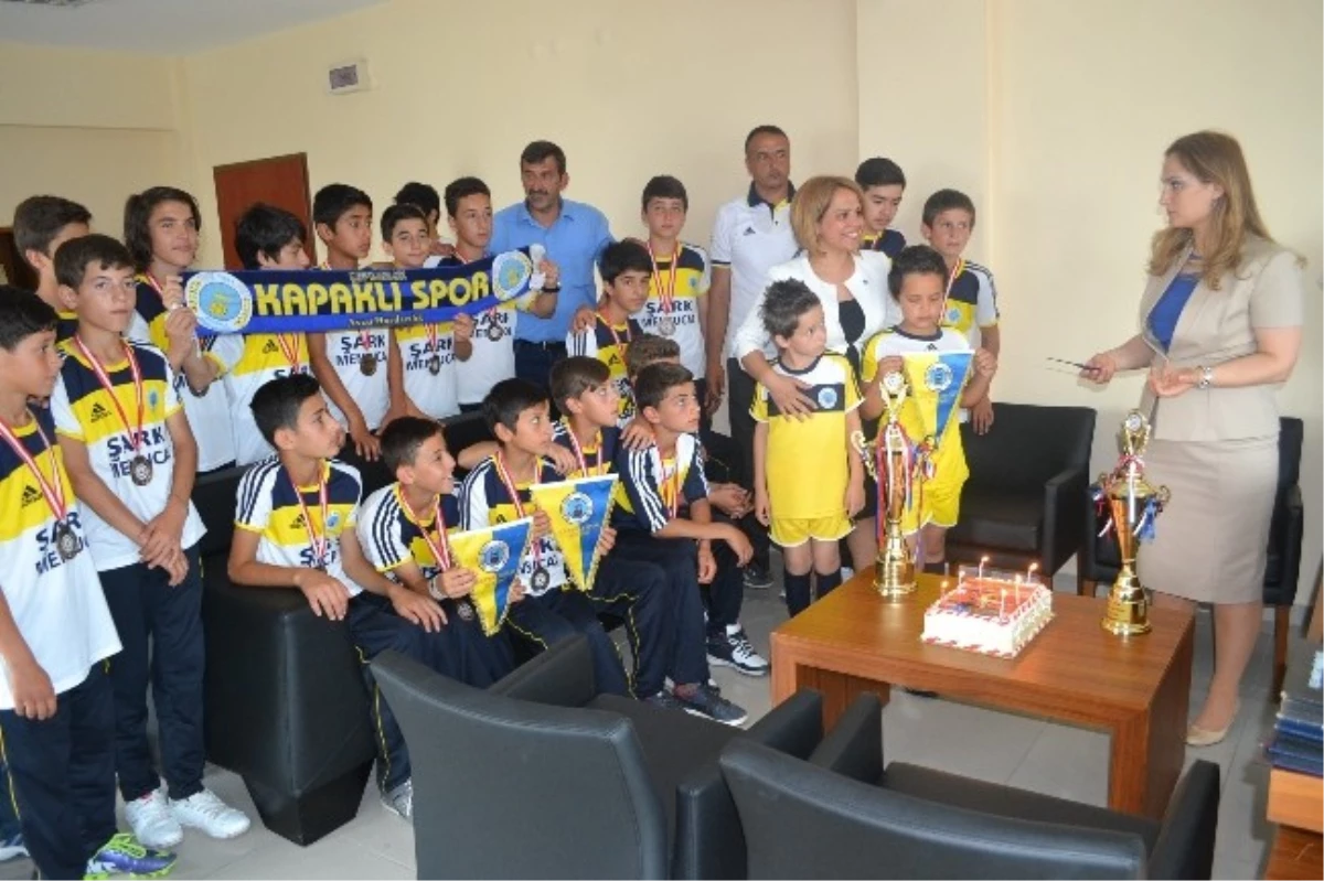 Kapaklıspor U-13 Futbol Takımından Kapaklı Kaymakamı Kuzulu\'ya Ziyaret