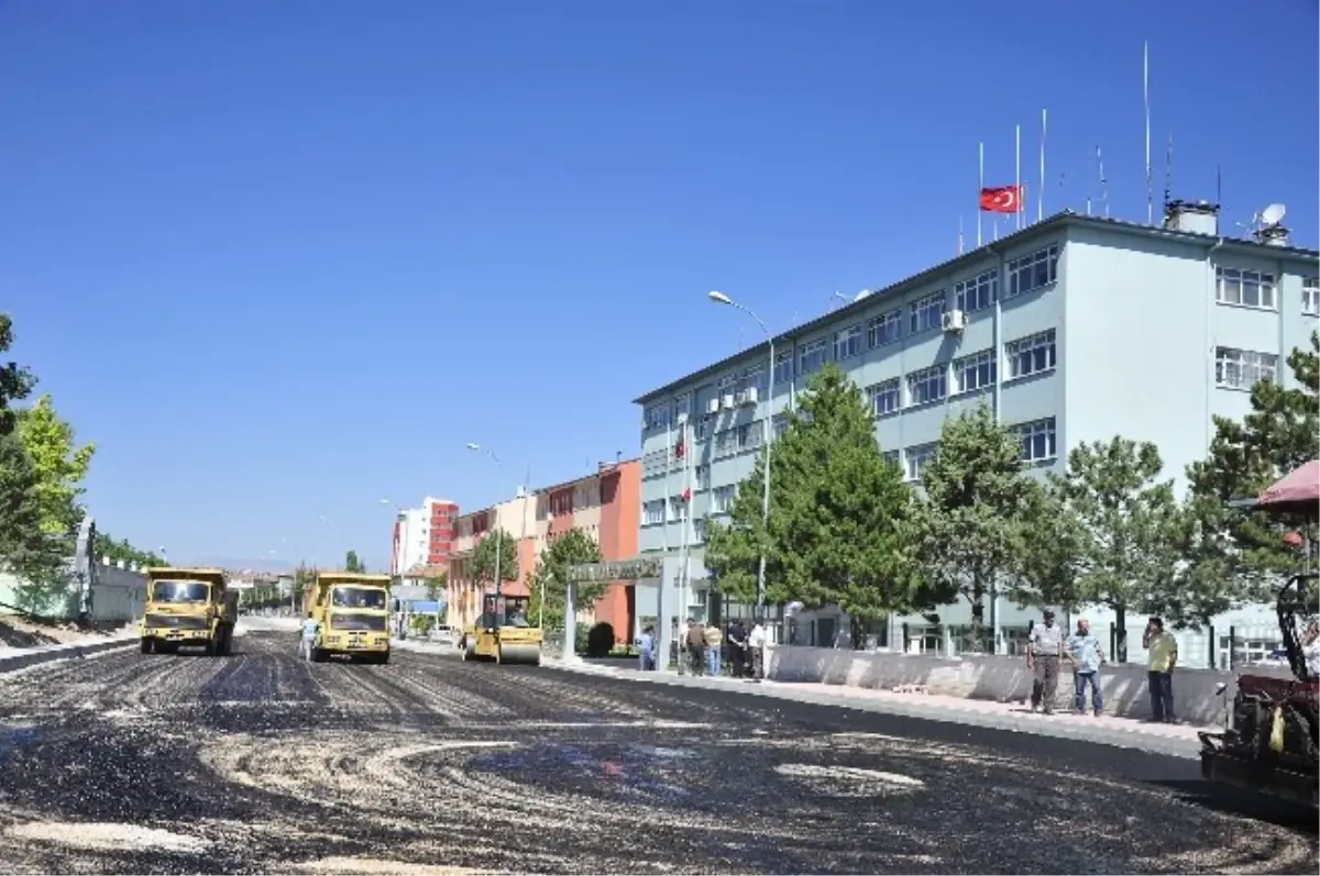 Karaman Belediyesi Asfalt ve Kaldırım Çalışmalarını Sürdürüyor