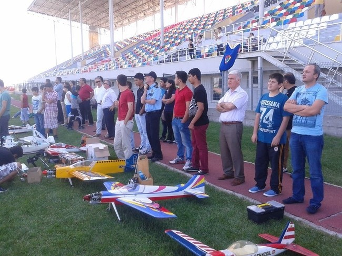 Kimsesiz Çocuklara Model Uçak Gösterisi