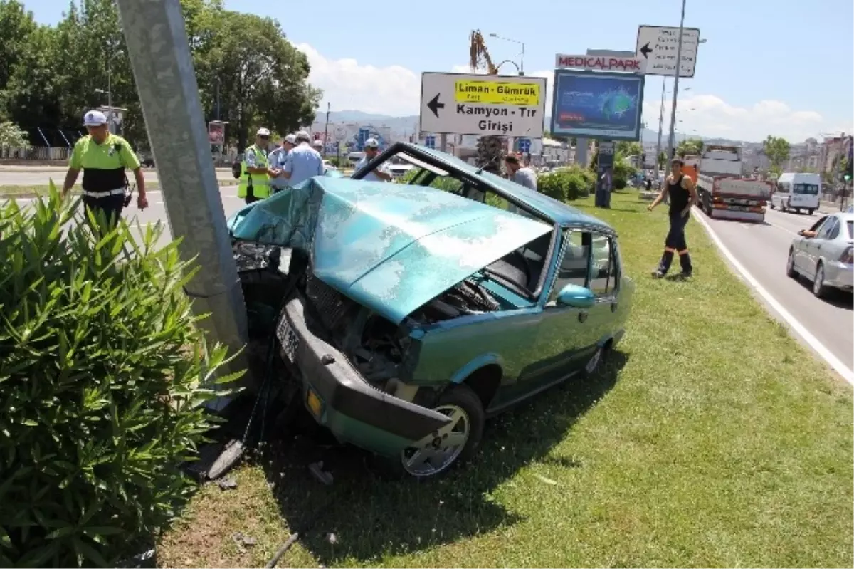 Otomobil Elektrik Direğine Çarptı: 2 Yaralı