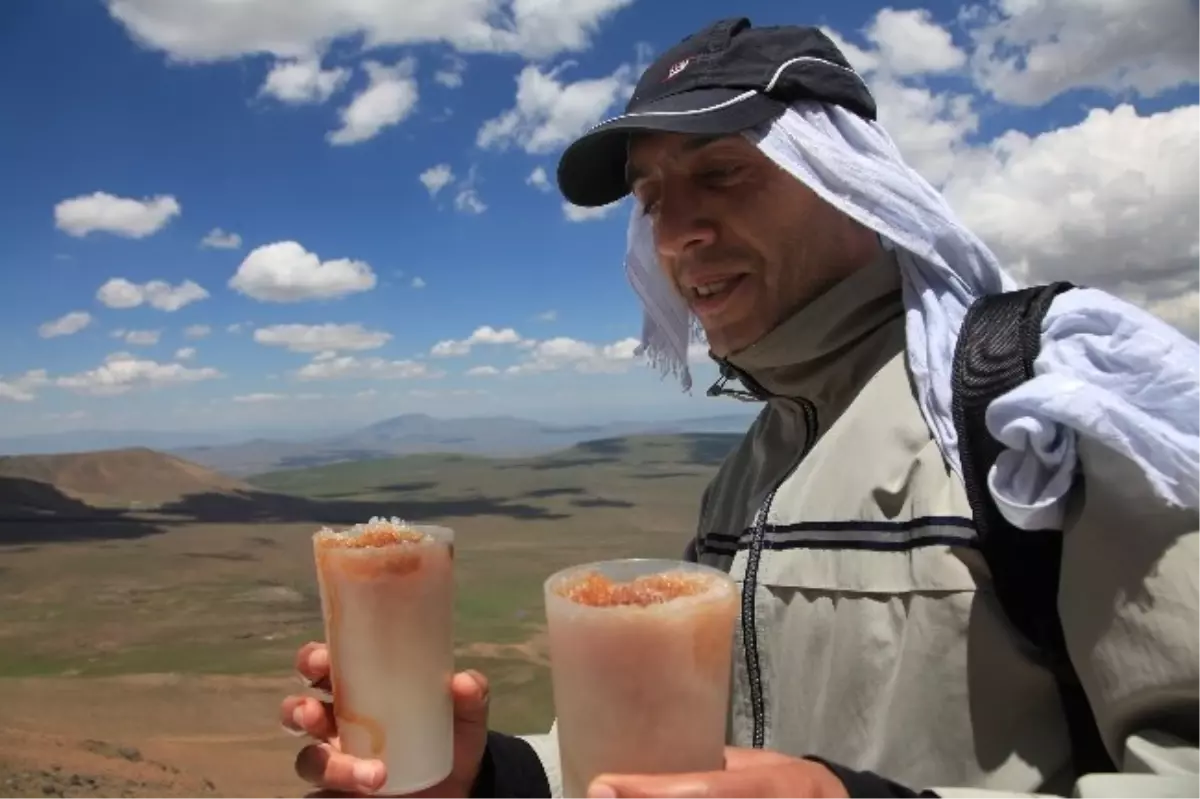 3 Bin Metrelik Zirveye Karlı Pekmez İçin Yürüdüler