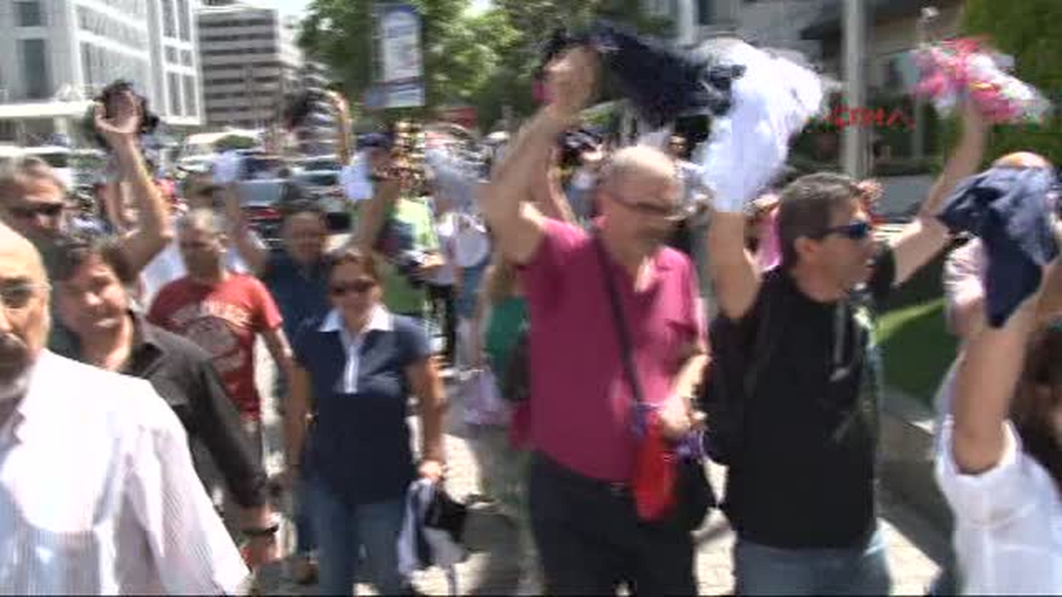Protestocu Grup, Eylem Yaptıkları Bankalara İç Çamaşırı Attılar.