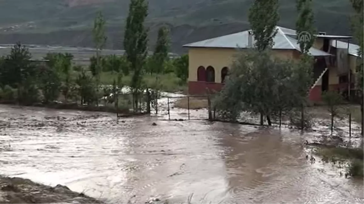 Sel Yolu Ulaşıma Kapattı