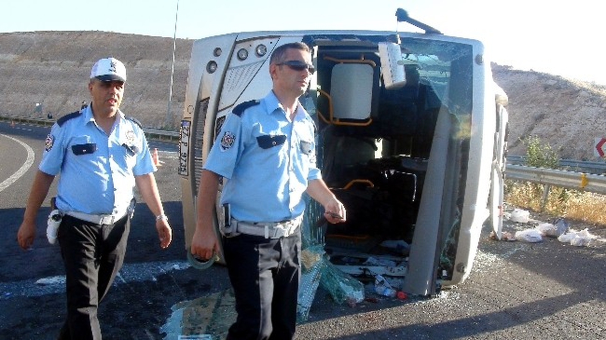 Turist Kafilesini Taşıyan Otobüs Devrildi: 16 Yaralı