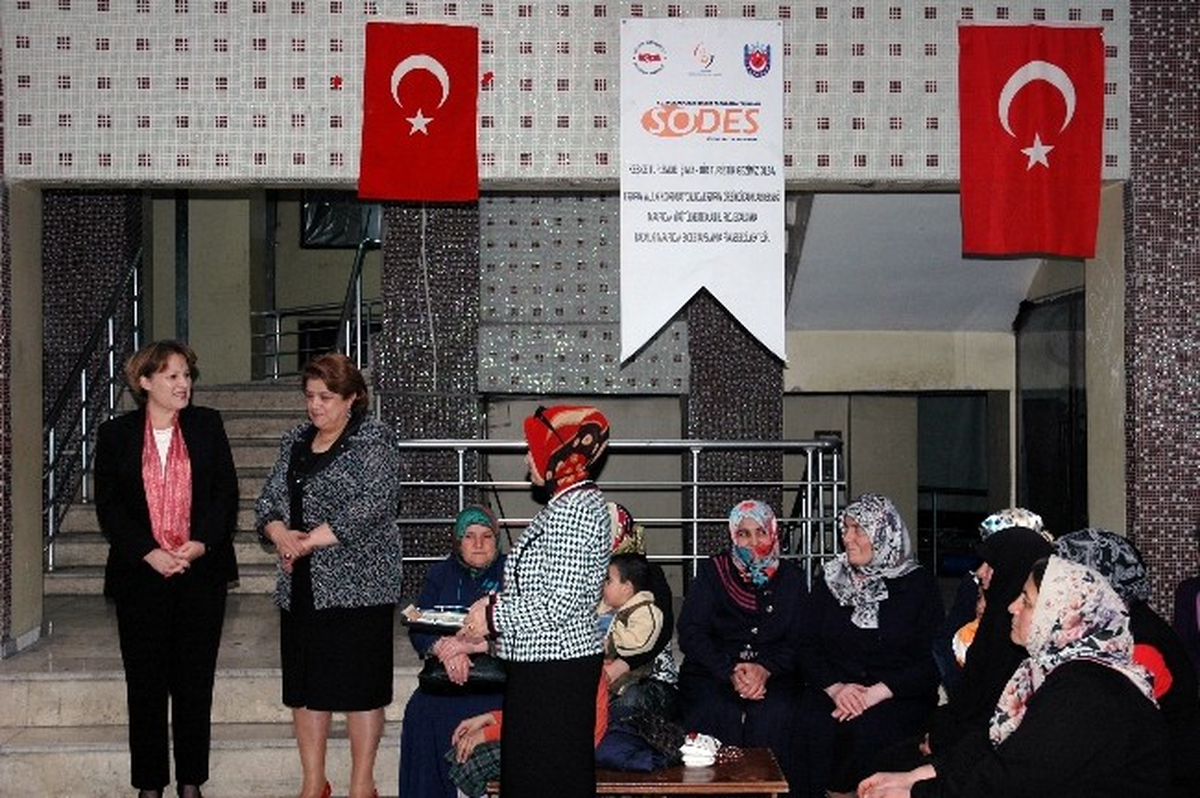 Vali Altıparmak\'ın Eşi Sertifika Verdi