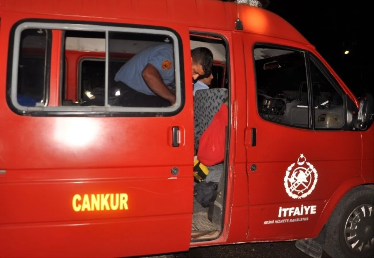 Adana\'da Yangına Giden İtfaiye Aracına Taşlı Saldırı