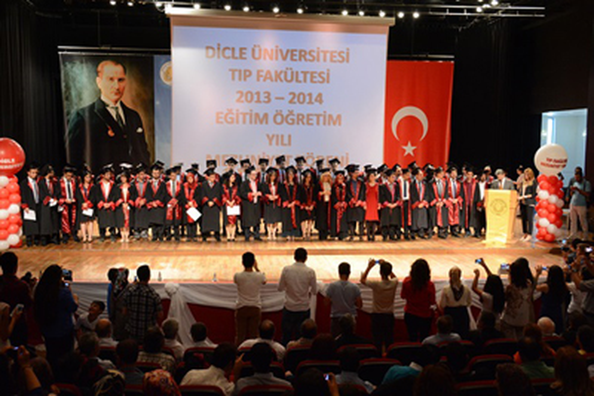 Yeni Hekimlere Görkemli Mezuniyet Töreni