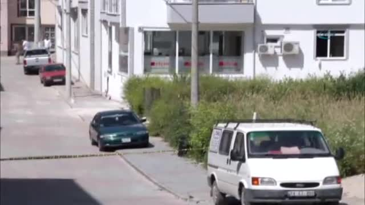 Bomba Şüphesine Aldırmadan Arabasına Koştu