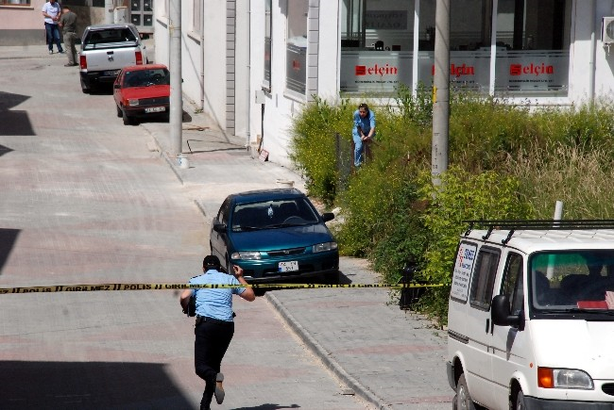 Bomba Şüphesine Aldırmadan Otomobiline Koştu