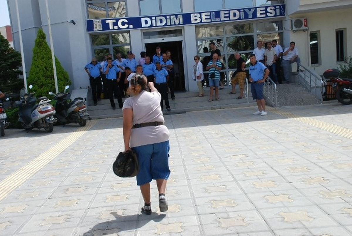 Didim\'de Mısırcılar Belediyeyi Bastı
