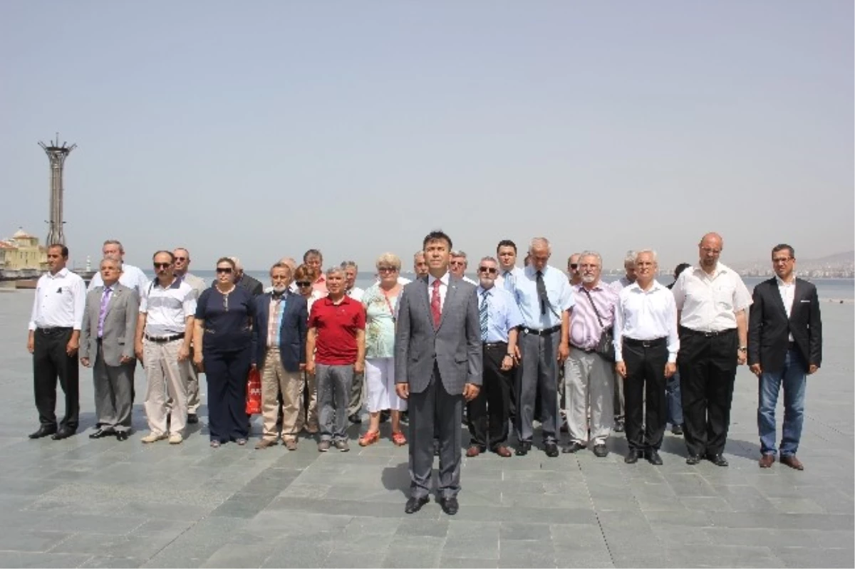 DSP İzmir\'in Yeni Yönetimi Atatürk Anıtı\'na Çelenk Koydu