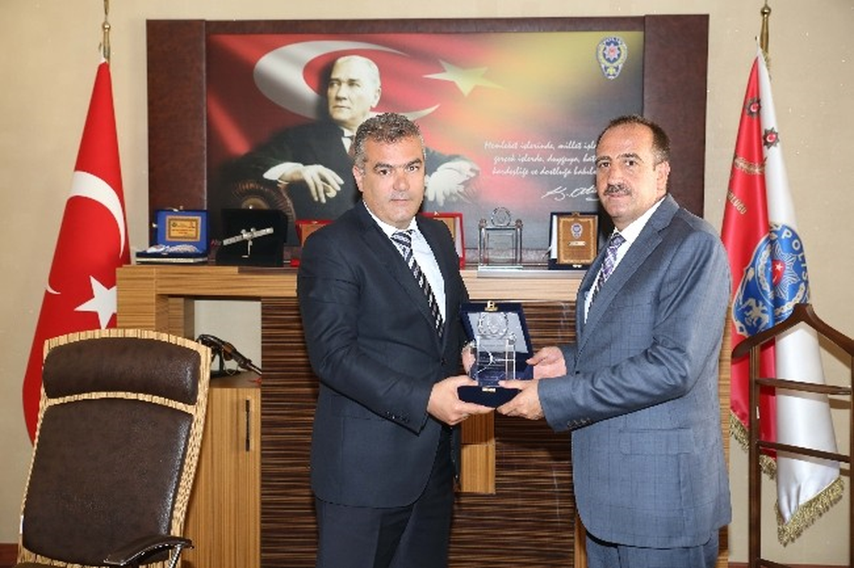 Emniyet\'ten Gölbaşı Belediye Başkanı Duruay\'a Plaket