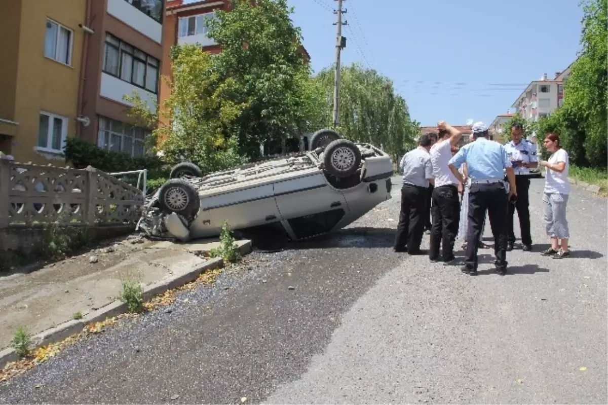 Fren Yerine Gaza Basınca Otomobil Takla Attı: 2 Yaralı