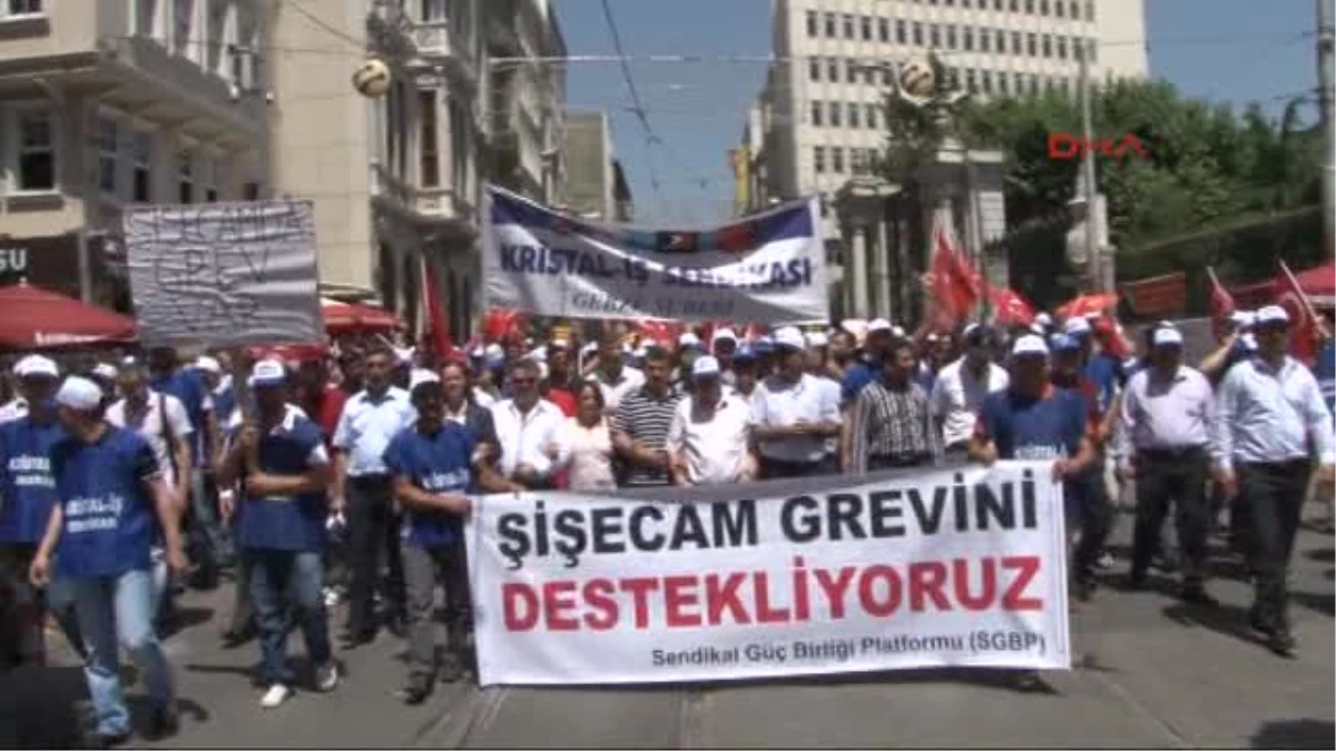 İstiklal Caddesi\'nde Şişecam Grevine Destek Yürüyüşü