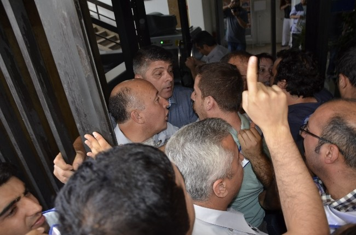 İzmir\'de İşçiler Belediye Binasını Bastı