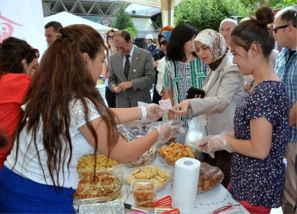 Kermes\'in Geliri Soma\'lı Ailelere