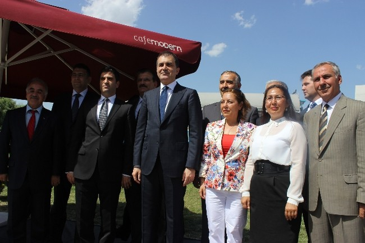Kültür Bakanı Çelik, Gezici Kütüphane Araçlarını Uğurladı