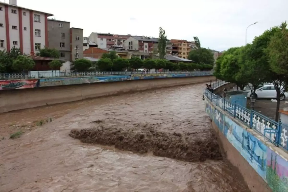 Kuraklık Nedeniyle Kuruyan Oltu Çayını Sel Suları Doldurdu