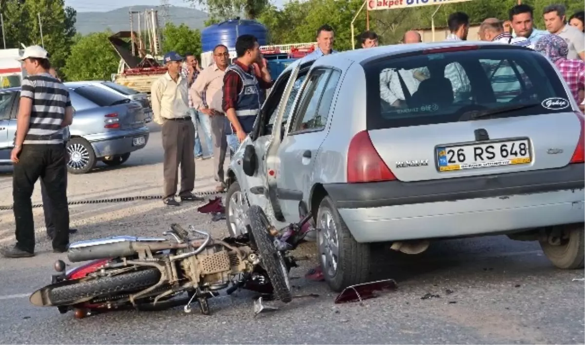 Otomobilin Çarptığı Motosiklet Sürücüsü Yaralandı