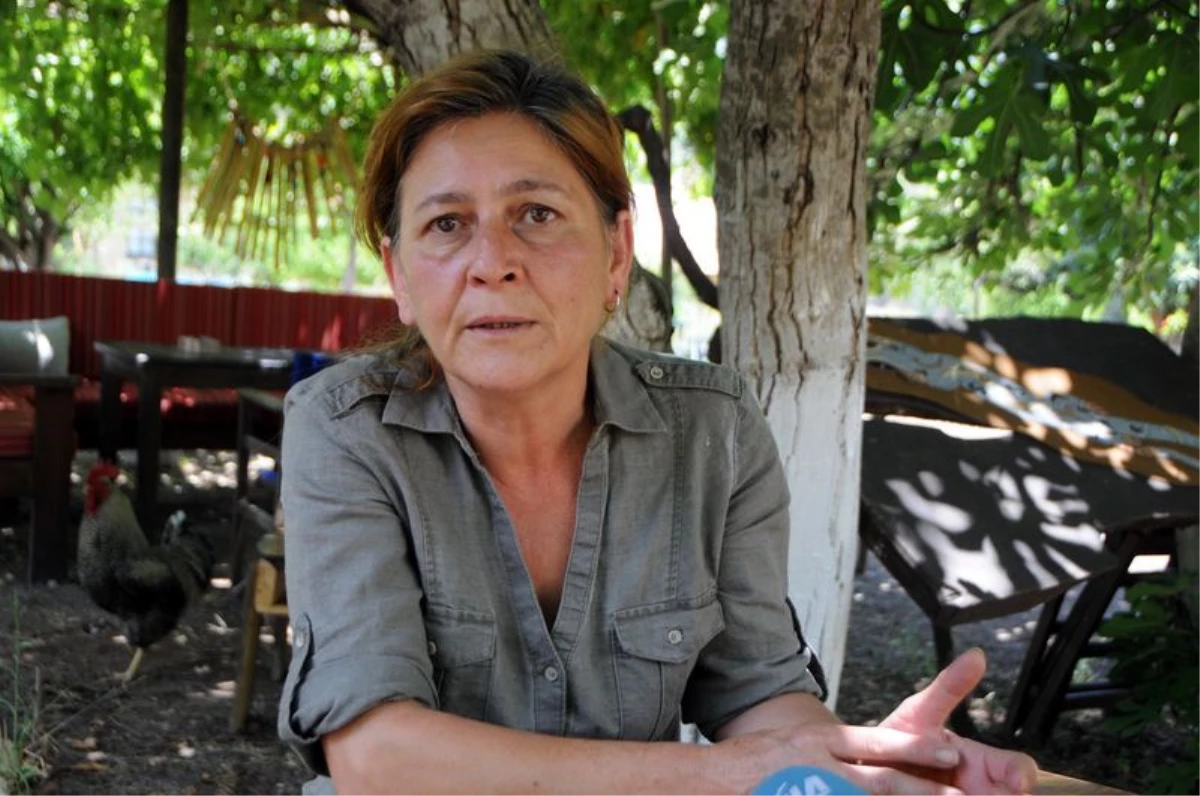 PKK\'ya Katılan \'Kırmızı Fularlı Kız\'ın AnnesiOturma Eyleminde