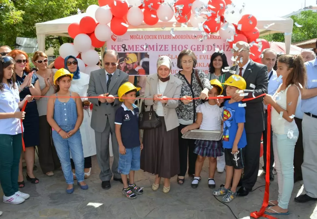 Sevgi Evleri\'nde Kalan Çocuklardan Anlamlı Kermes