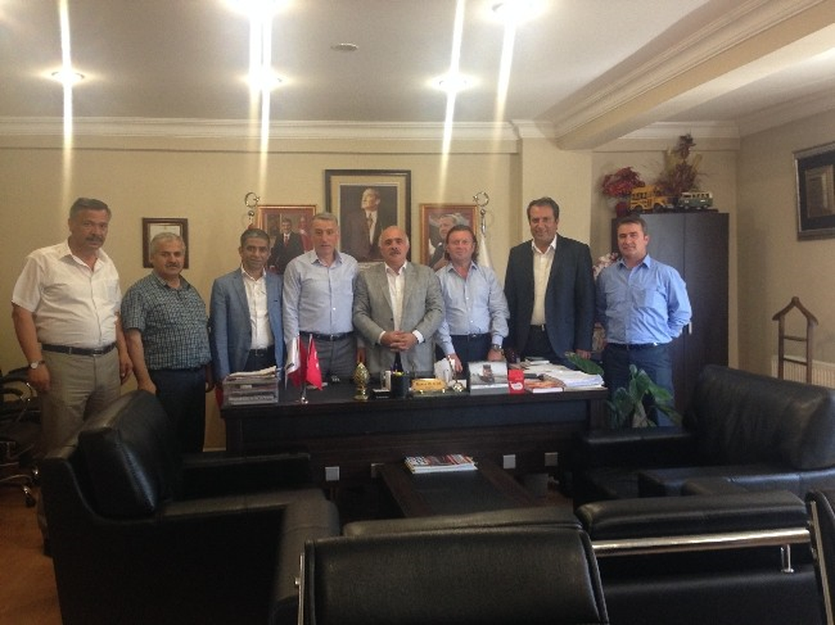 Trabzon Servisçiler Odası, Oflu Hemşerisi İstanbul Servisçiler Odası Başkanı Öztürk\'ü Ziyaret Etti