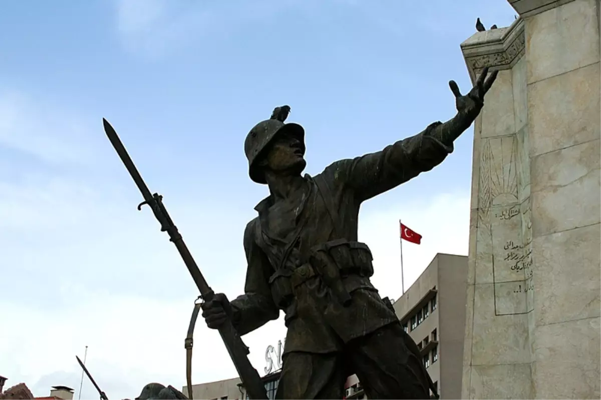 Türkiye\'nin En Büyük Anıtı Parça Parça Dökülüyor