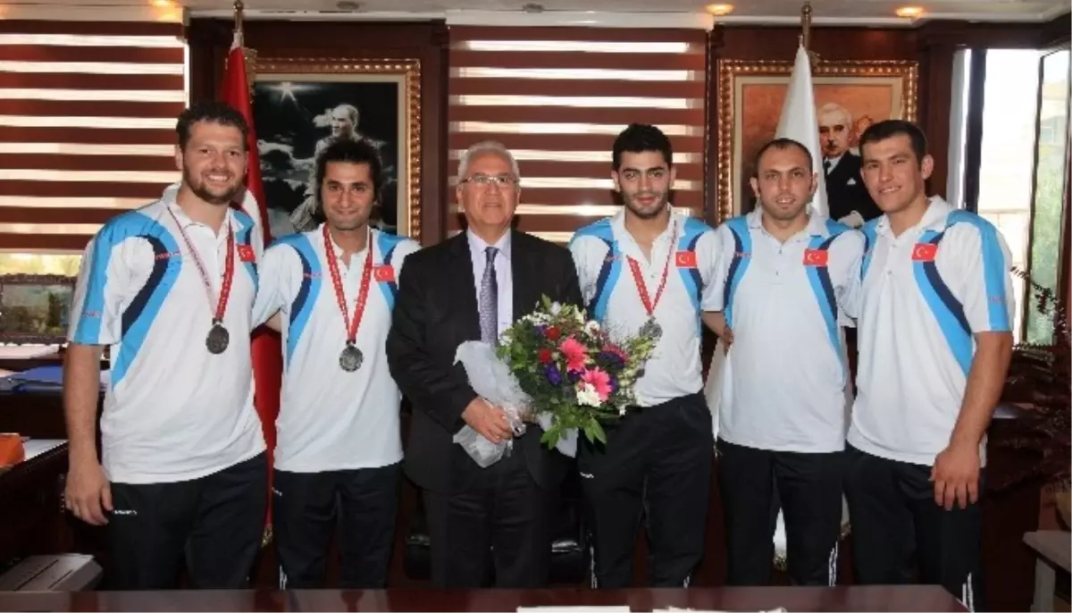 Başkan Selvitopu Başarılı Sporculara Sahip Çıktı