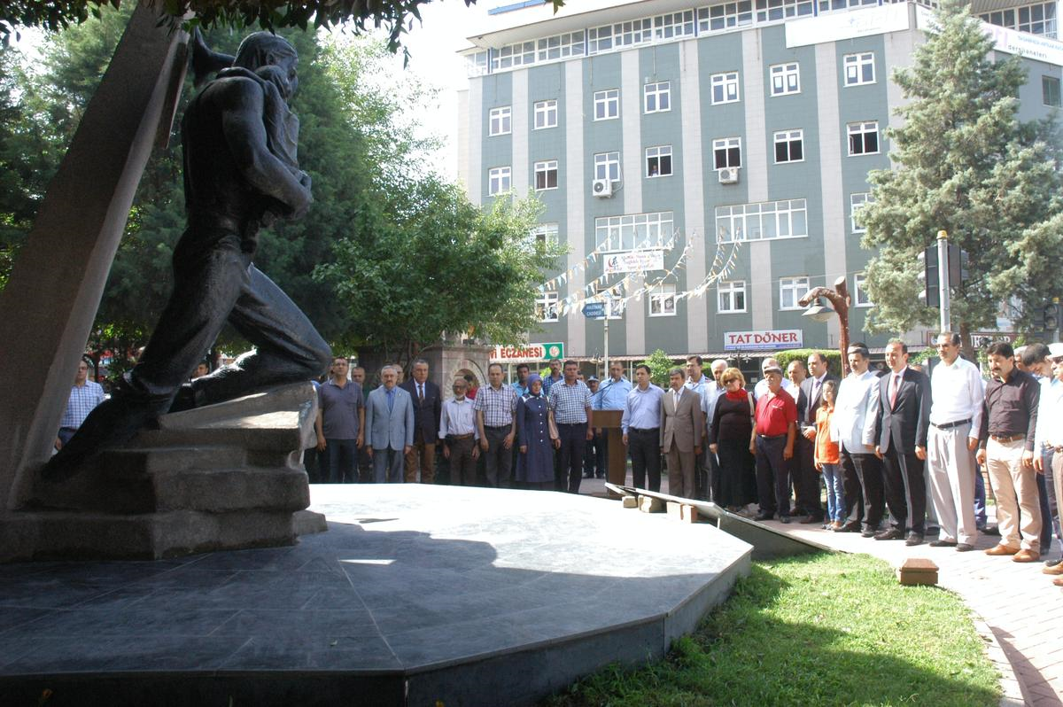 Ceyhan Depreminde Yaşamlarını Kaybedenler Anıldı