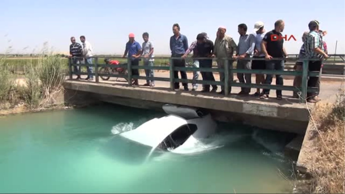 El Freni Çekilmeyen Otomobil Sulama Kanalına Düştü