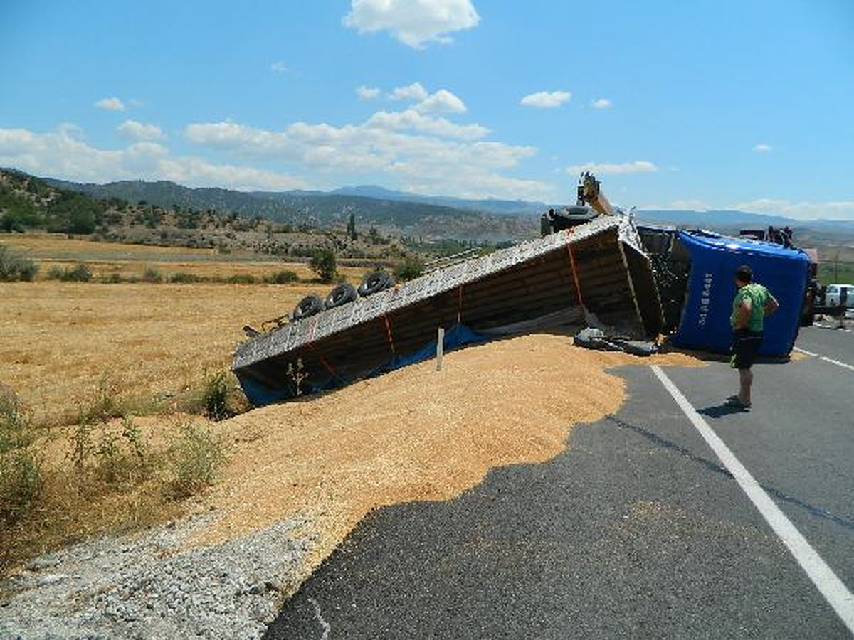 Gaziantep\'te Buğday Yüklü TIR Devrildi