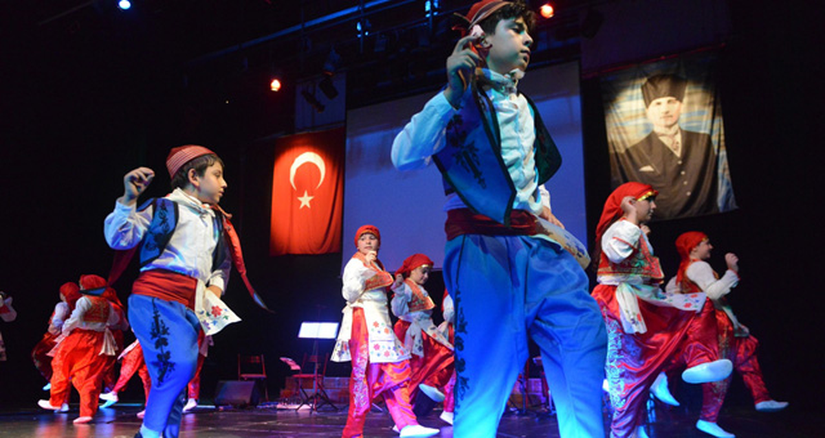 Halk Oyunları ve Çocuk Korosundan Yılsonu Performansı