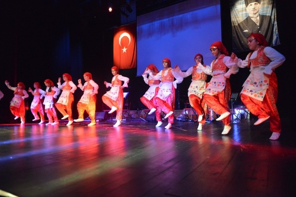 Halk Oyunları ve Çocuk Korosundan Yılsonu Performansı