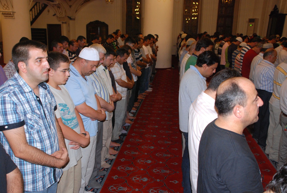 İzmir\'de İlk Teravih Namazı Kılındı