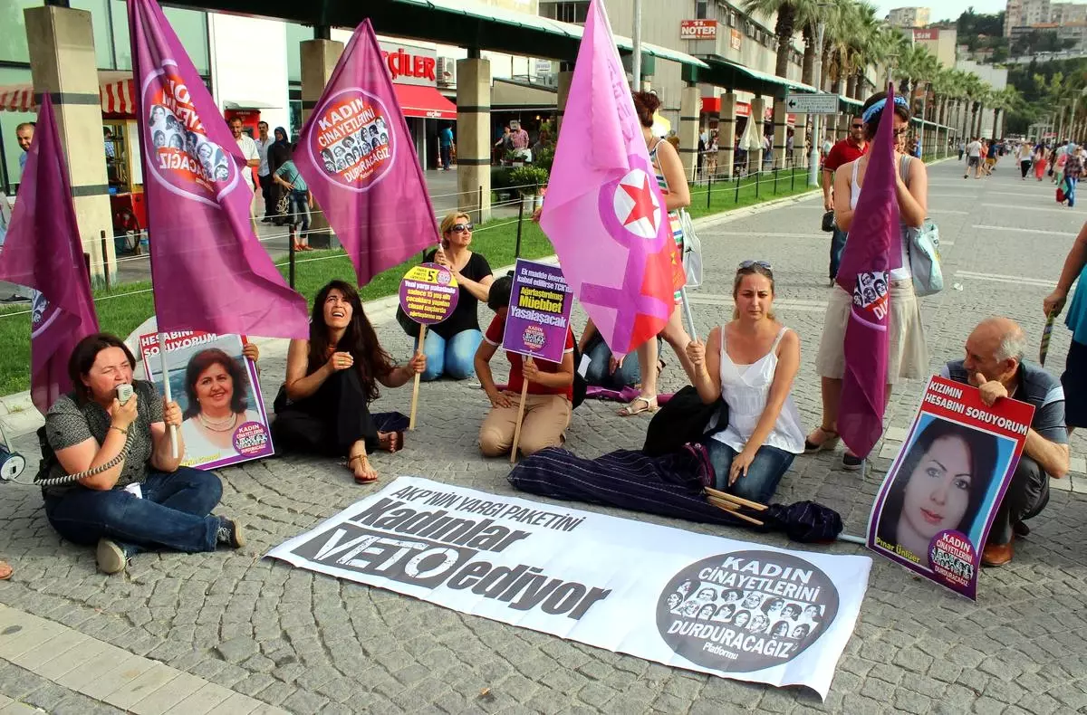 Kadın Cinayetleri, İzmir\'de Protesto Edildi