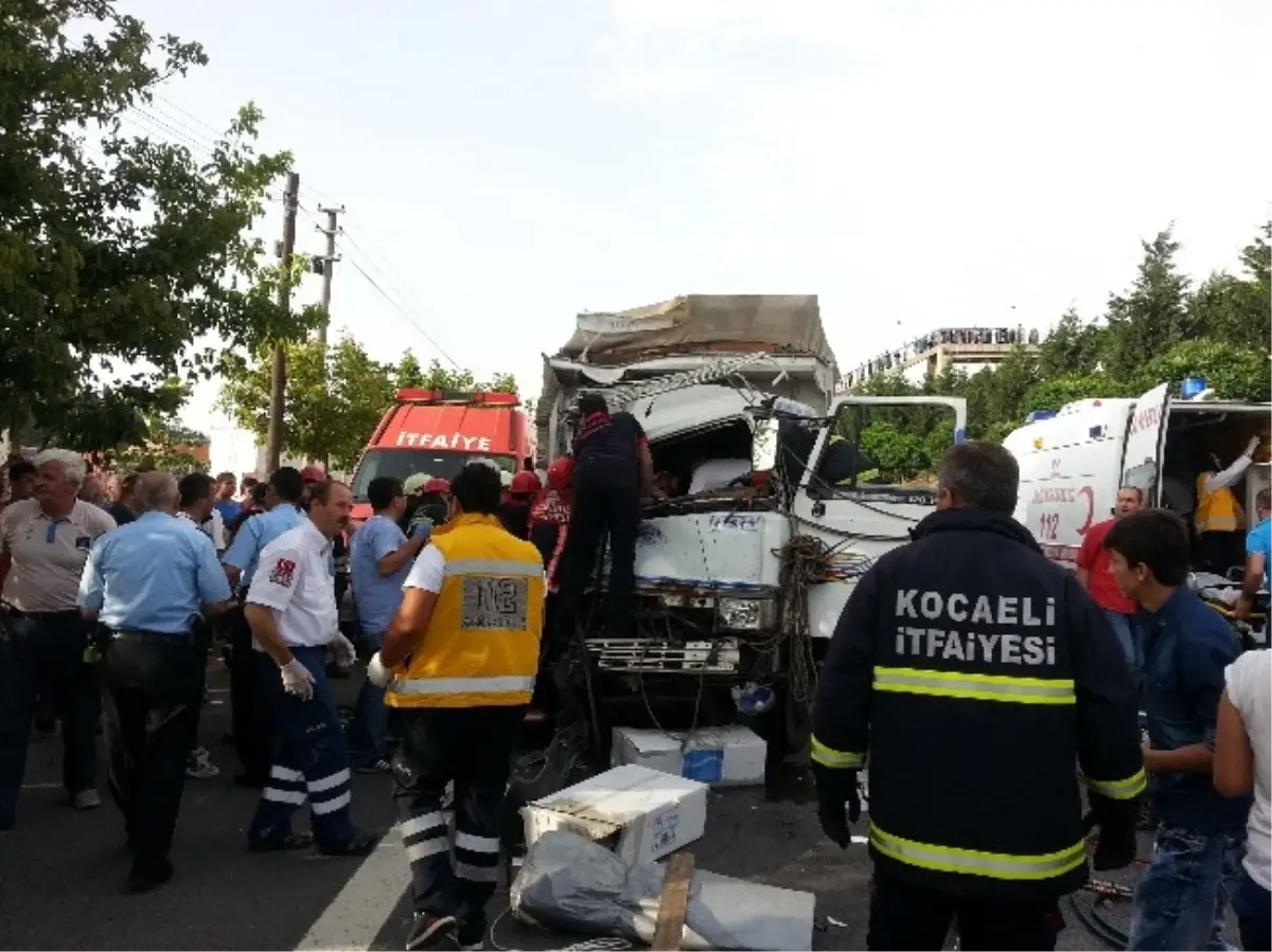 Kamyonet ile Yolcu Otobüsü Çarpıştı: 1 Ölü, 1 Yaralı