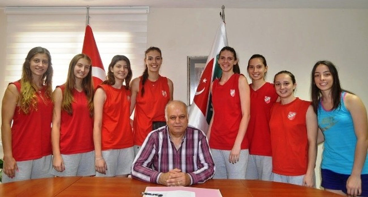 Karşıyaka Voleybol\'da İmzalar Atıldı