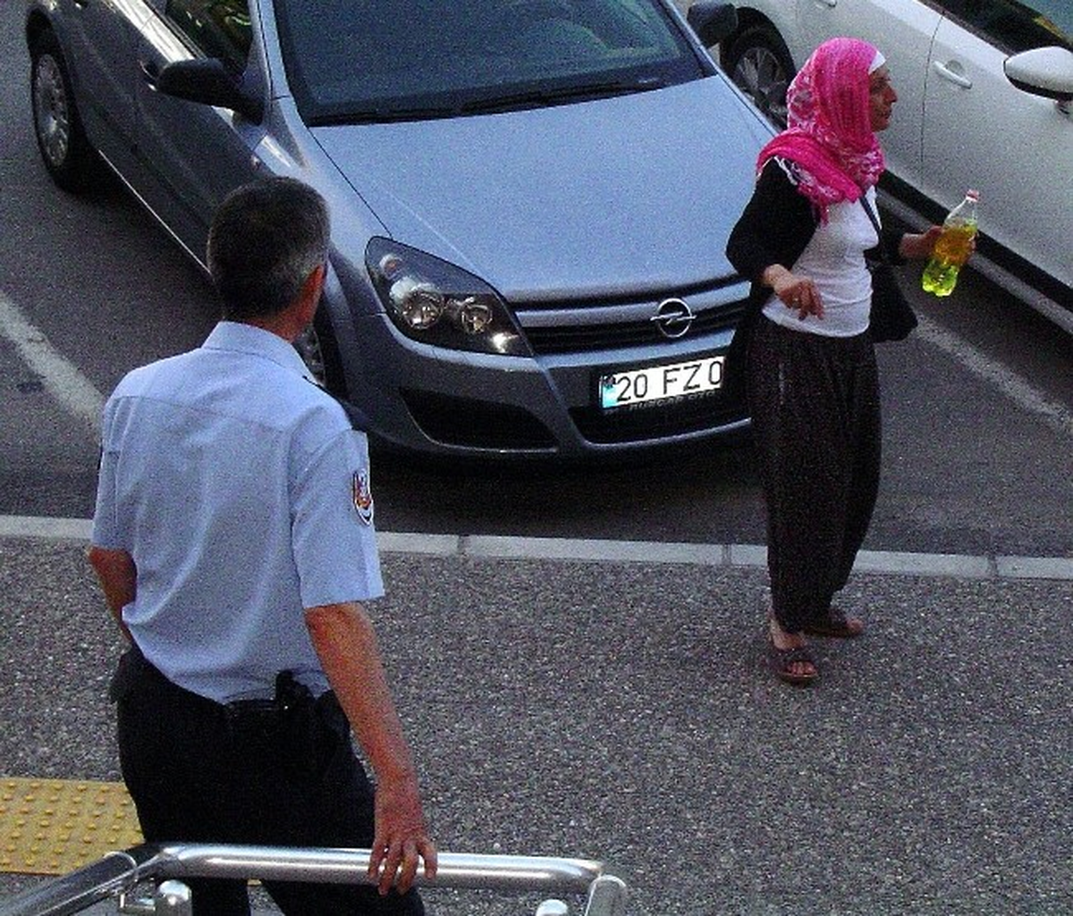 İzmir\'de Kendini Yakmak İsteyen Kadını Savcı İkna Etti