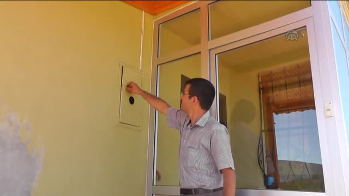 Konya\'da Kırlangıç, Elektrik Saati Panosunu Yuva Yaptı