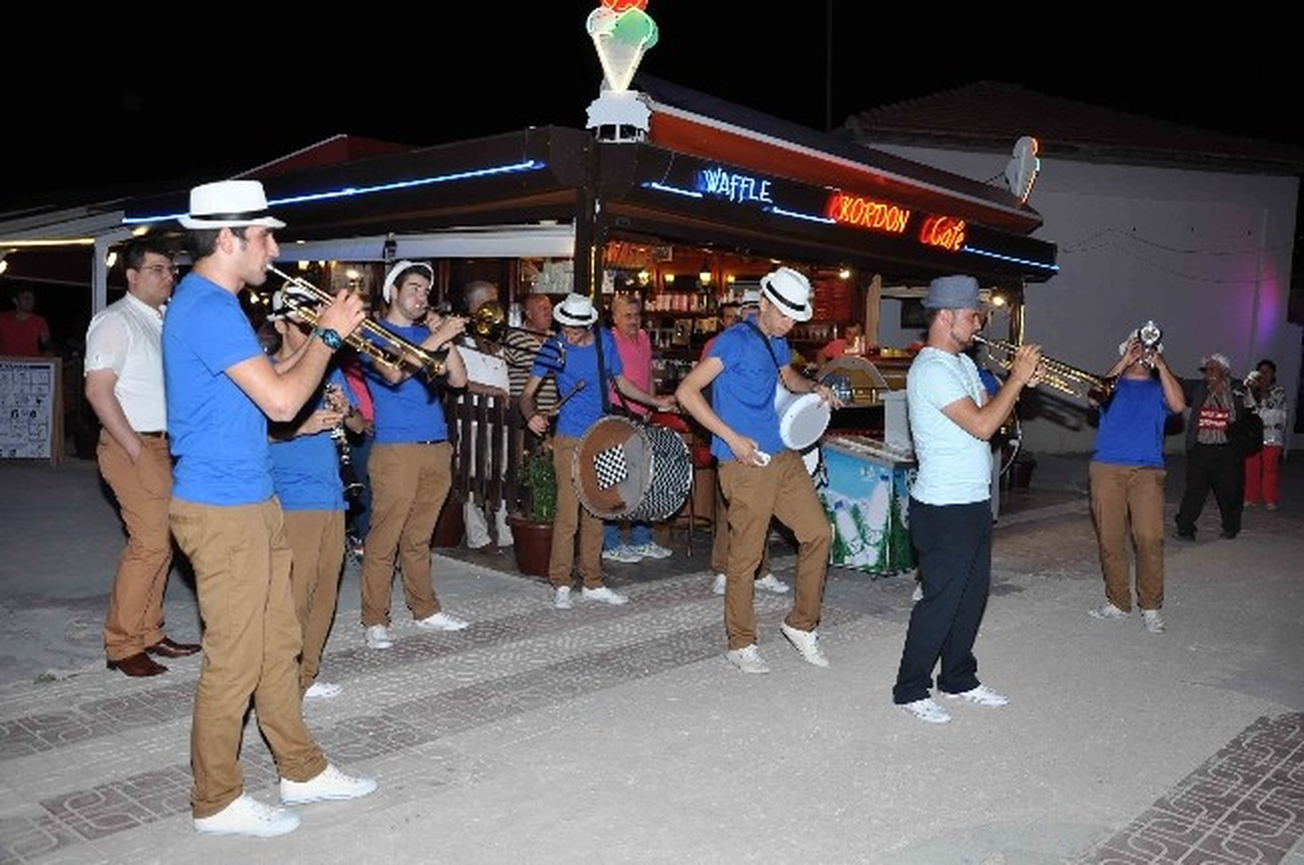 Kuşadası\'nda Eğlence Tam Hız Sürüyor