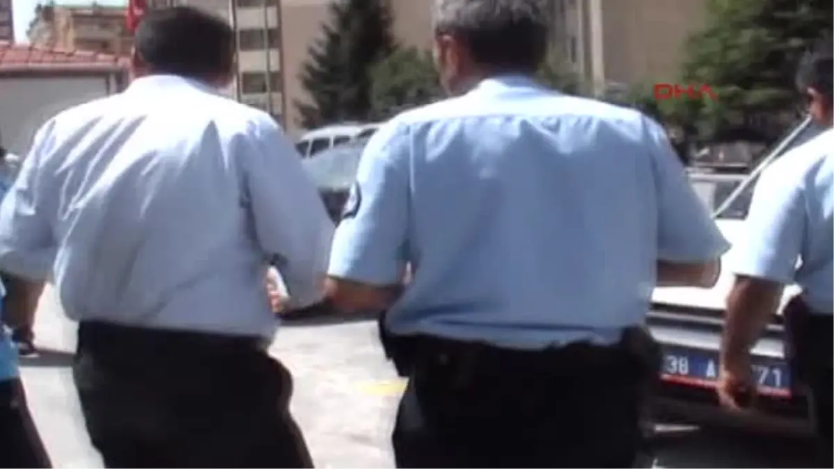 Muhtarlık Önünde Korku Dolu Anlar