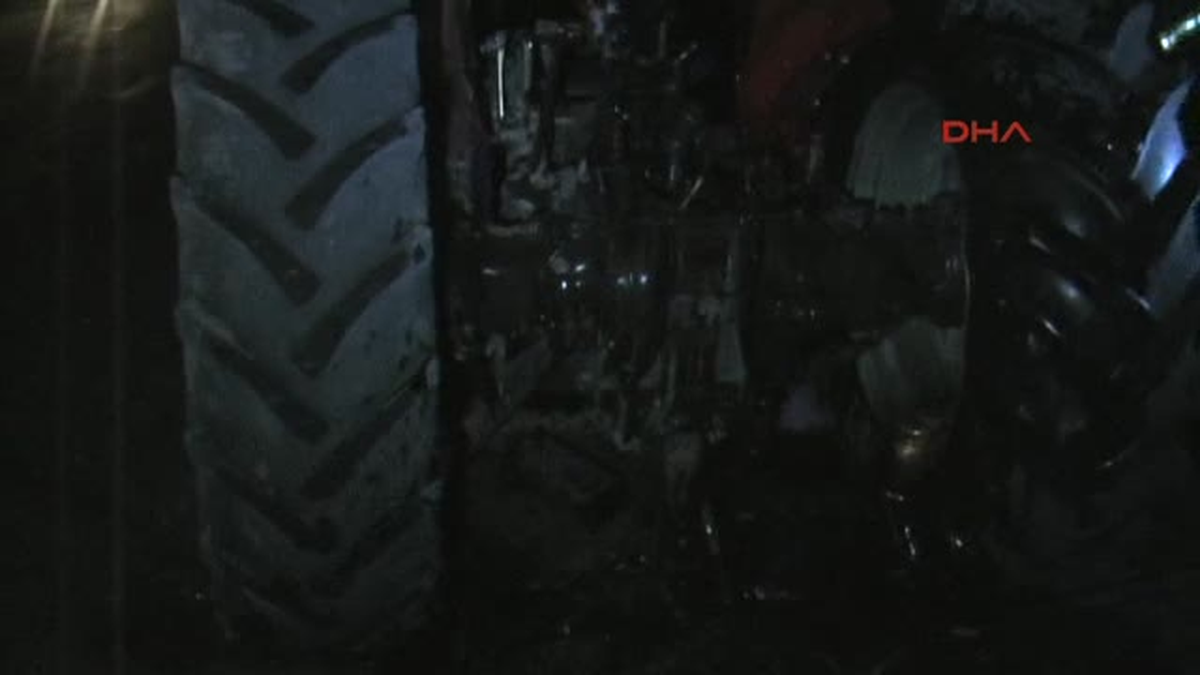 Otomobille Çarpışan Traktör İkiye Ayrıldı