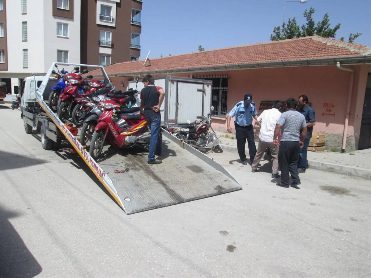 Sandıklı\'da Tescilsiz Motosikletler Toplanıyor