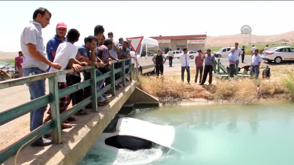 Şanlıurfa\'da Freni Boşalan Otomobil Kanala Düştü