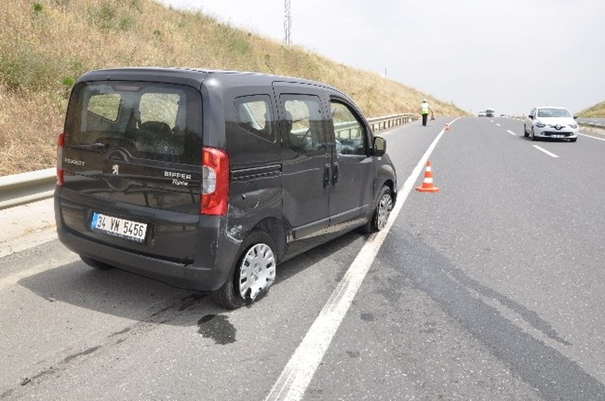 Tekerleği Patlayan Araç Karşı Şeride Geçti: 2 Yaralı
