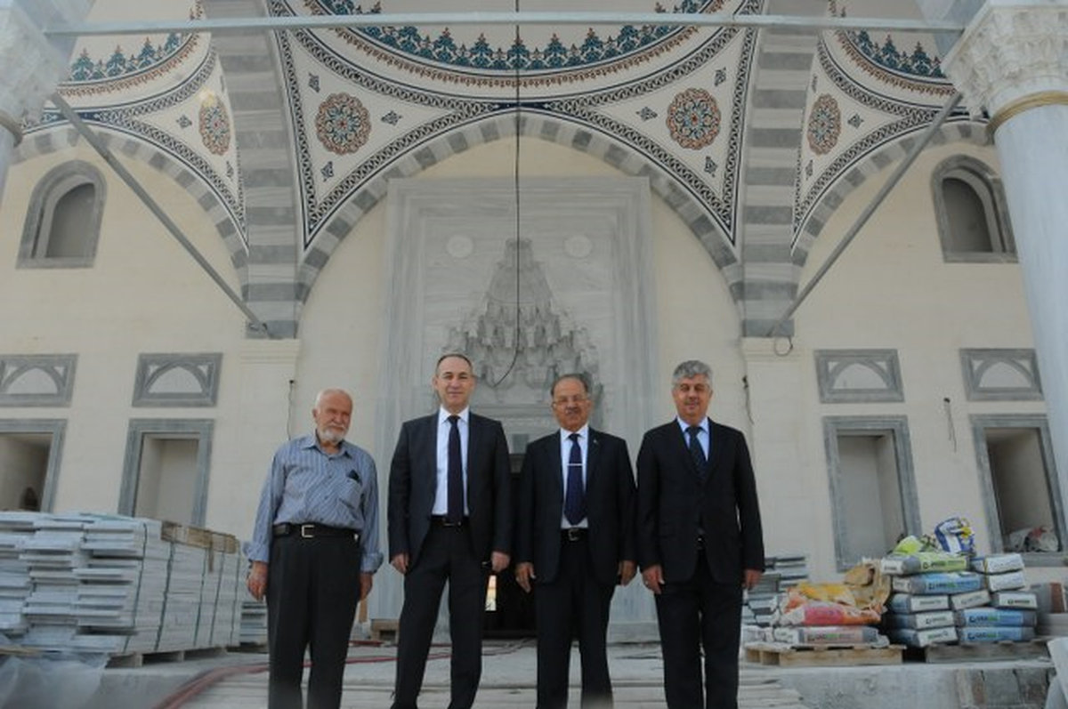 Kırıkkale Valisi Kolat, Cami ve Külliyesinin İnşaatını Gezdi