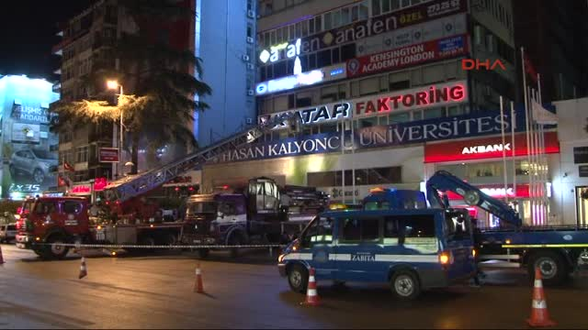 Zabıta Ekipleri Şişli\'de 2 Reklam Tabelasını Daha Söktü