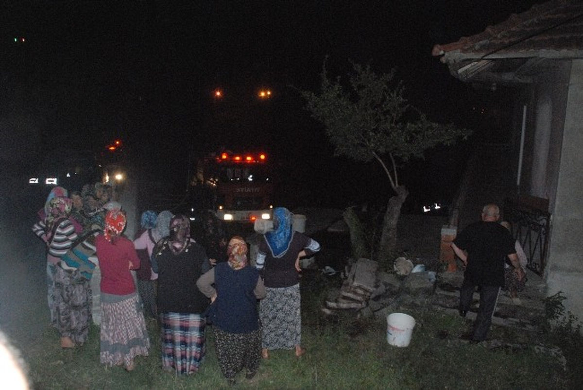 7 Kişilik Aile Sahura Yangınla Uyandı