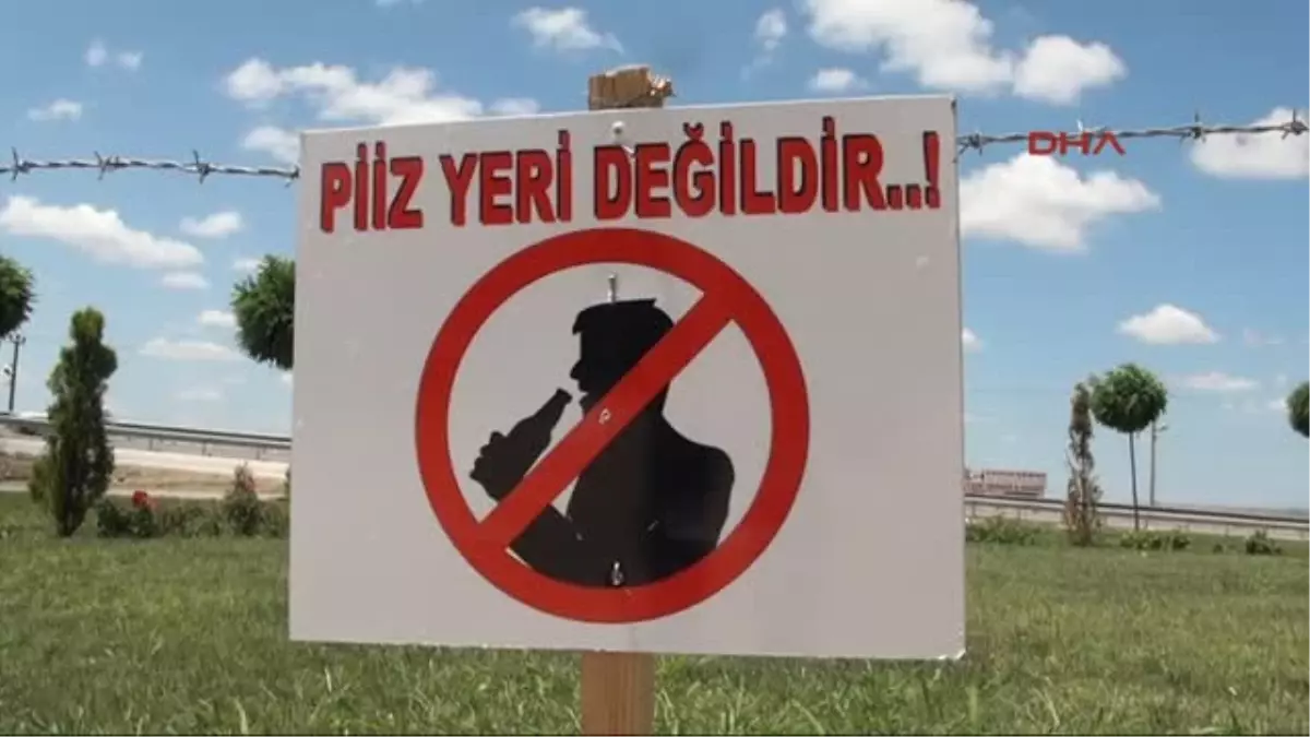 İçki İçilen Alana \'Piiz Yeri Değildir\' Tabelası Astılar