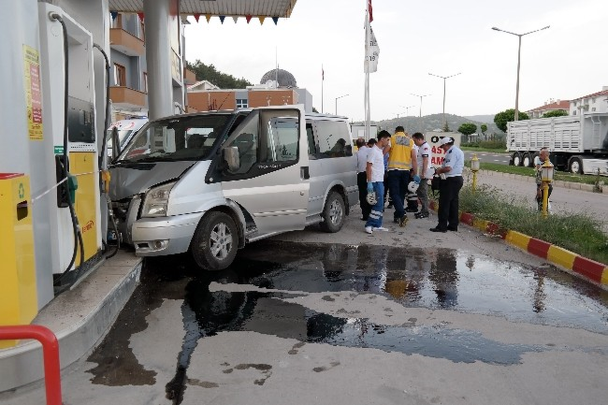 Ankara\'da Kontrolden Çıkan Minibüs Akaryakıt İstasyonuna Daldı